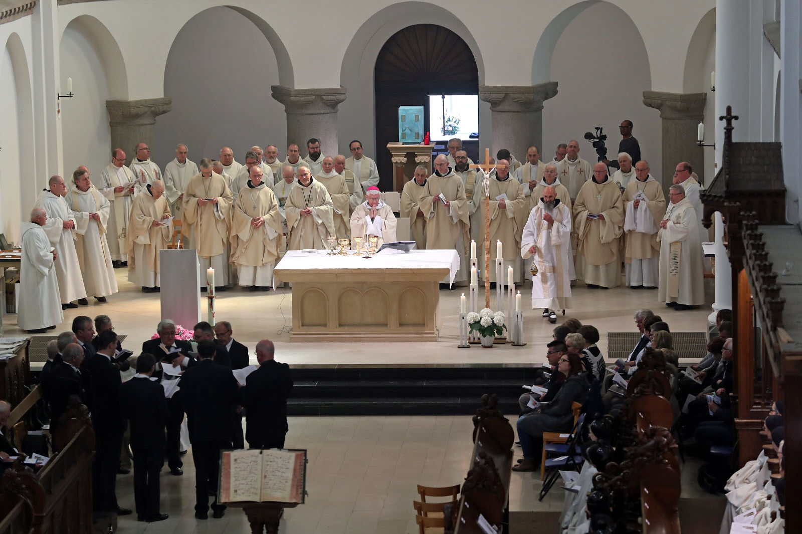 la-ceremonie-se-termine-par-l-eucharisti